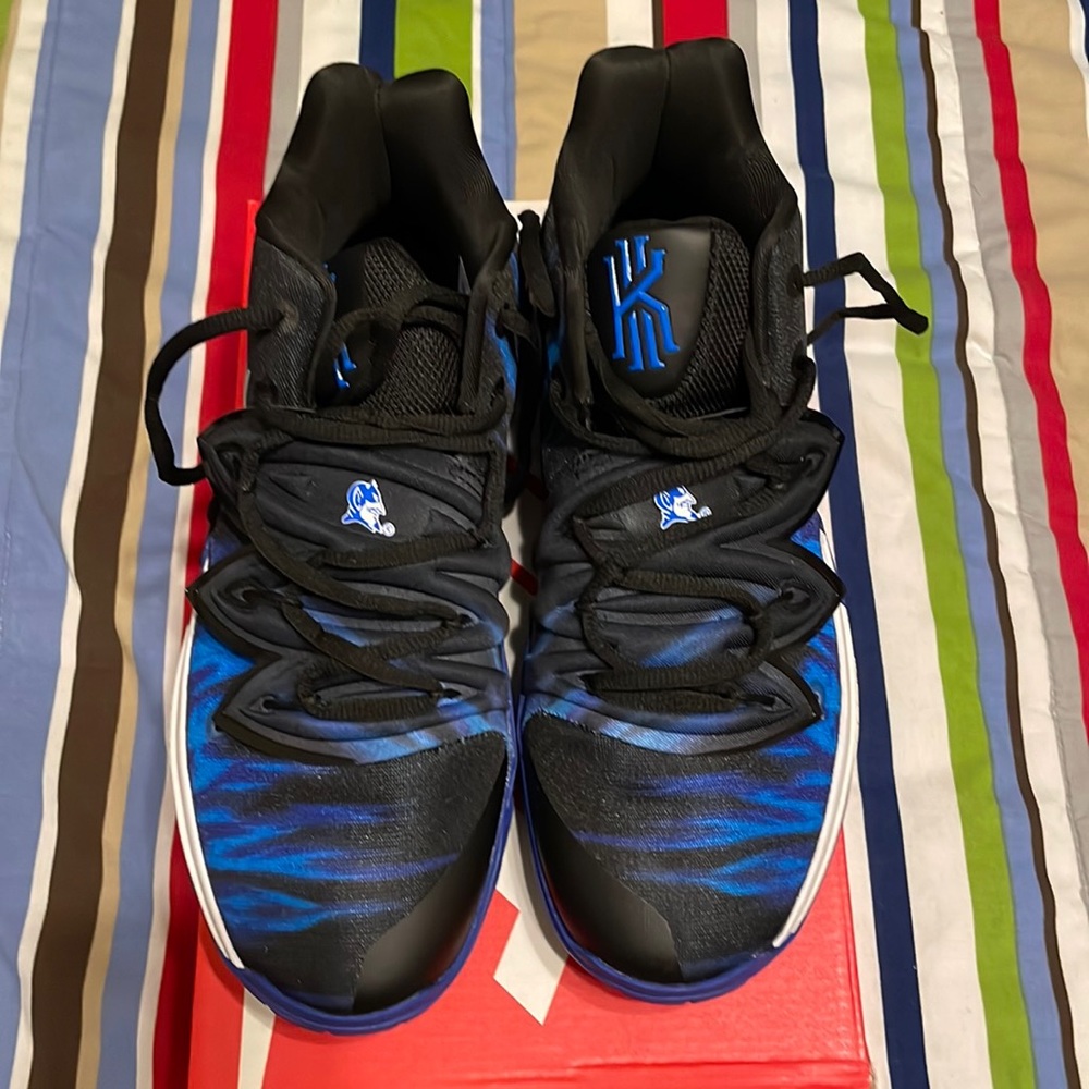 Kyries / mens size 7 / never been worn